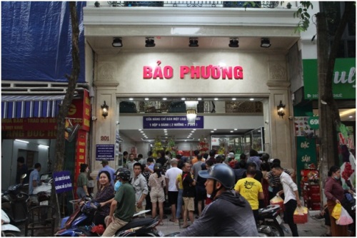 Hà Nội: Xếp hàng mua bánh trung thu truyền thống Bảo Phương như thời bao cấp